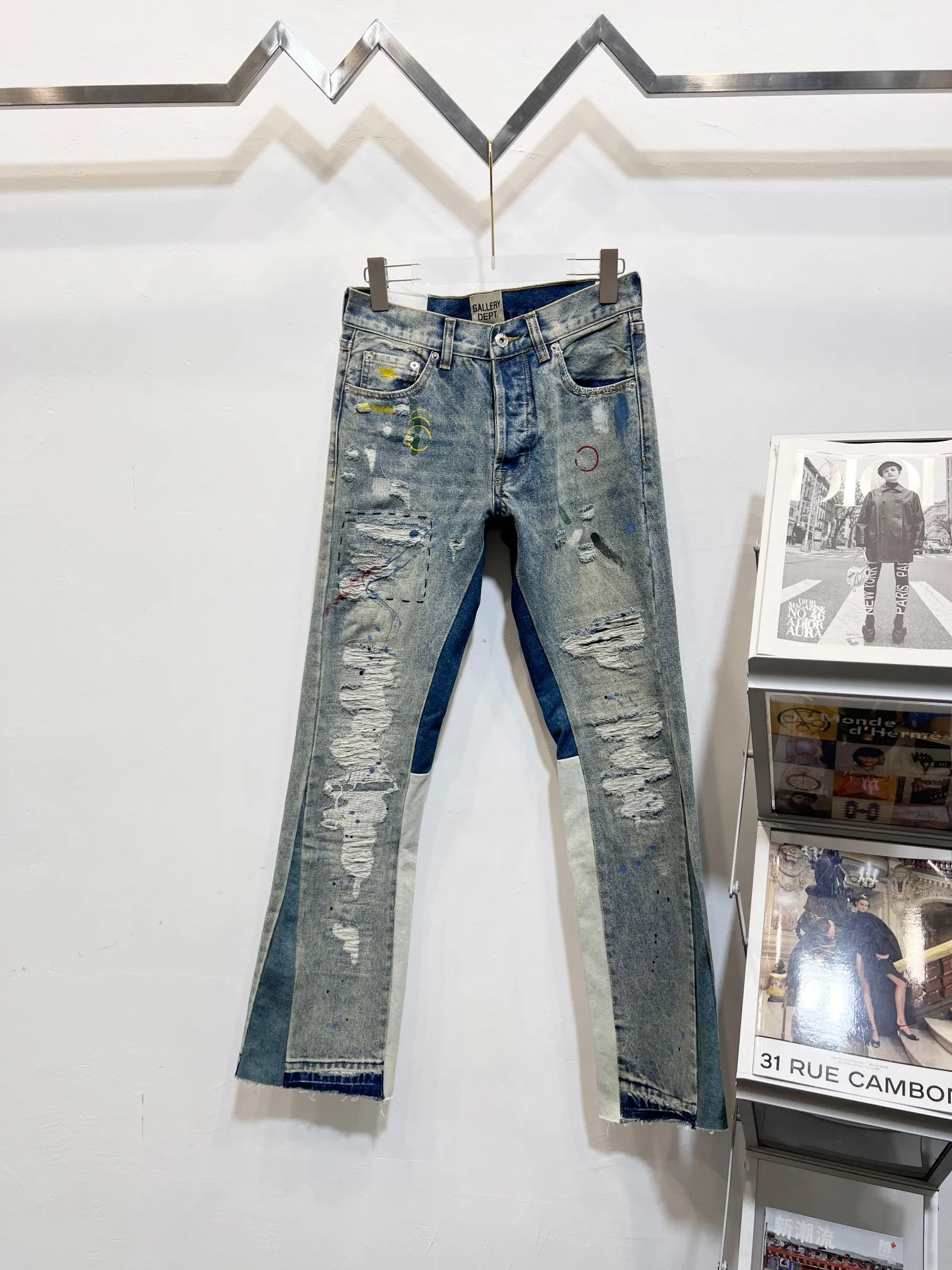 P300 Style Number: (c109) GALLERY DEPT. 2025 New Retro Splashed Ink Hole Stitching Seams Couple Style Loose Bootcut Jeans 🔥High Version🔥High Version🔥 Top Ceiling Quality Styles with different washed textures are very friendly to people with thin legs and thick legs. The loose version is very flattering. Moderate length that never goes out of style, easy and casual to match, basic styling for various styles, a must-have in the wardrobe! The fabric is stiff but also makes the upper body soft without losing texture. The washing process is even more perfect. It is a must-have item for everyone! ! ! Washed wheat, hang tag, pants label, three complete labels, color: blue, size: 28, 30, 32, 34, 36 (five sizes)